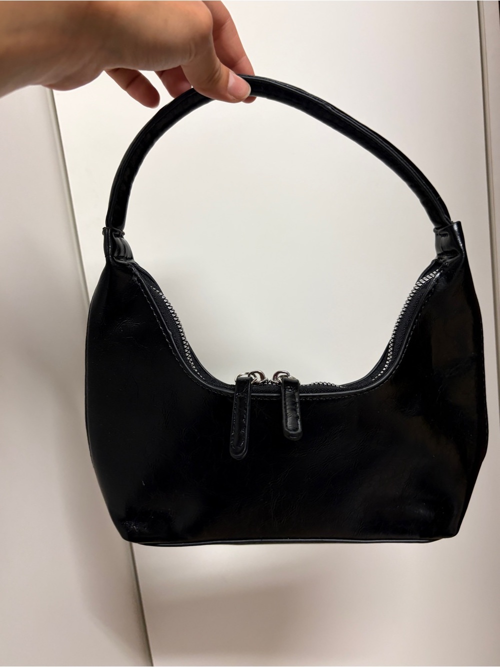 Black Women's Shoulder Bag - Sleek Zip Closure